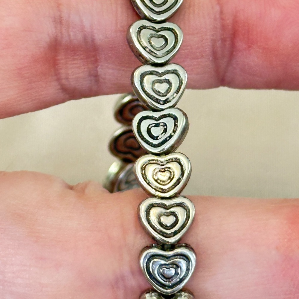 Silver tone stretchy bracelet w/carved Heart beads all the way around - Picture 11 of 13